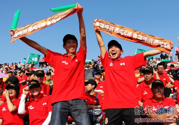 双方攻守交替，现场球迷为球队呐喊助威